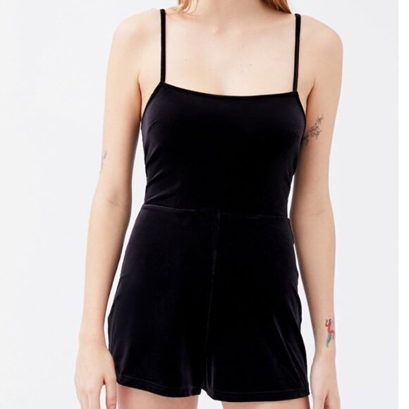 NWT Urban Outfitters UO Velvet Strap-Back Romper in Black Medium - Picture 2 of 13